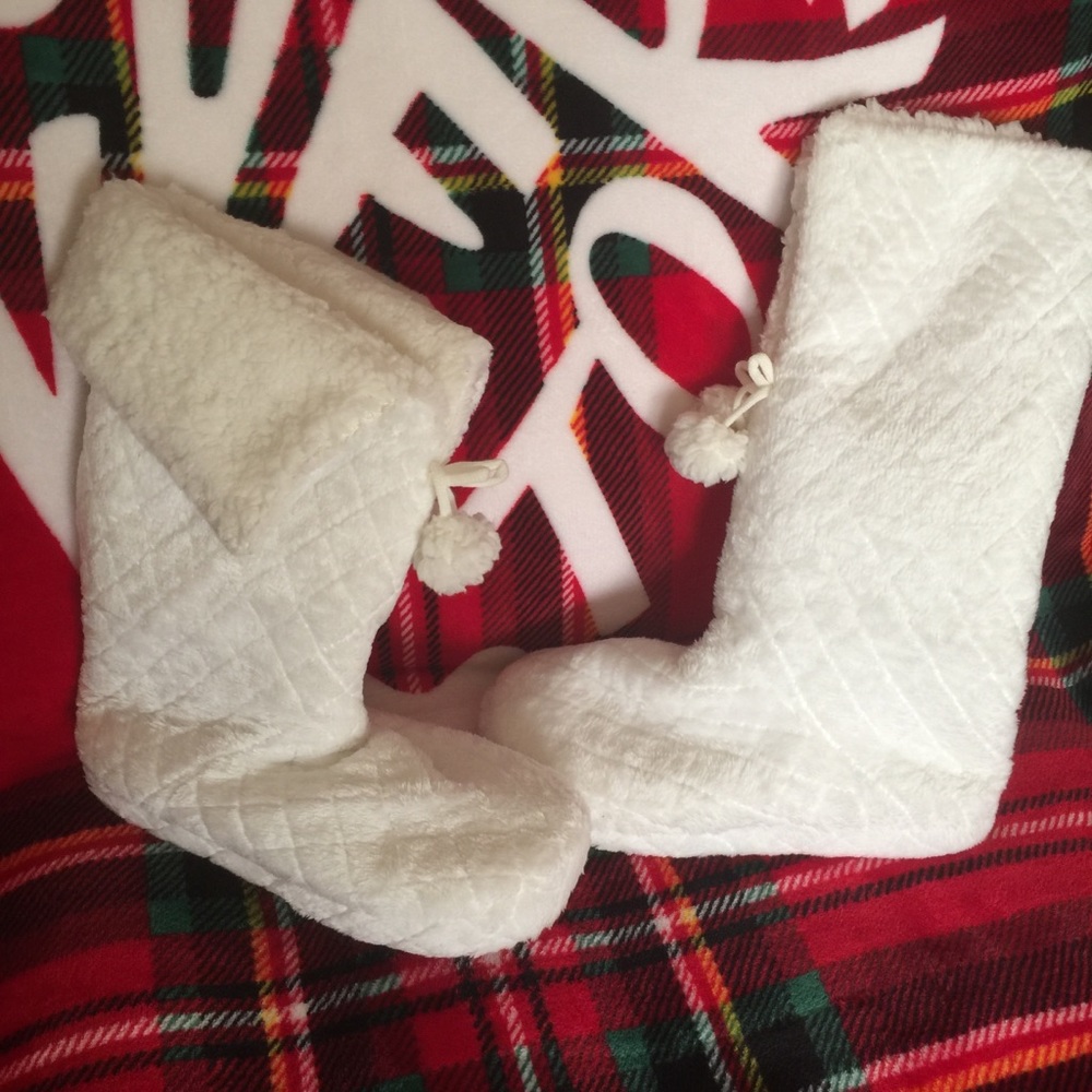 New Soft & Cozy Slippers ~ Size Large